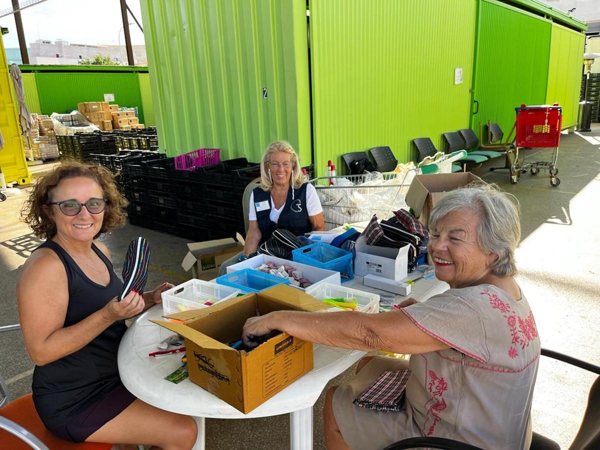 Voluntarias de Monti-Sión Solidària preparando los lotes.