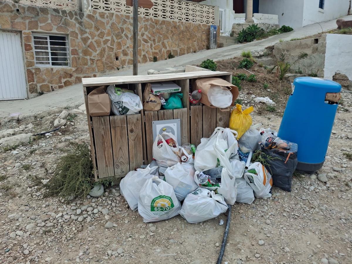 Las papeleras, repletas y las bolsas amontonadas