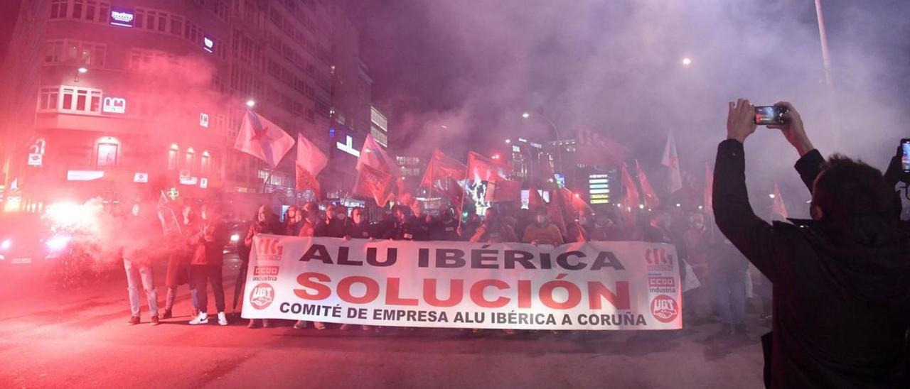 Manifestación hace un año de empleados de Alu Ibérica, que siguen pendientes del Fogasa. |   // C. PARDELLAS