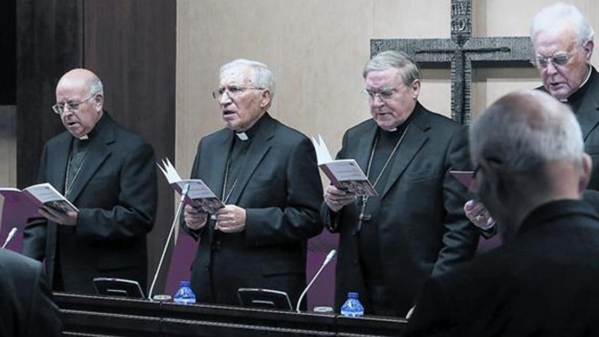 De izquierda a derecha, Ricardo Blázquez, Antonio María Rouco Varela, Lluís Martínez Sistach y el cardenal Carlos Amigo, ayer en la asamblea.
