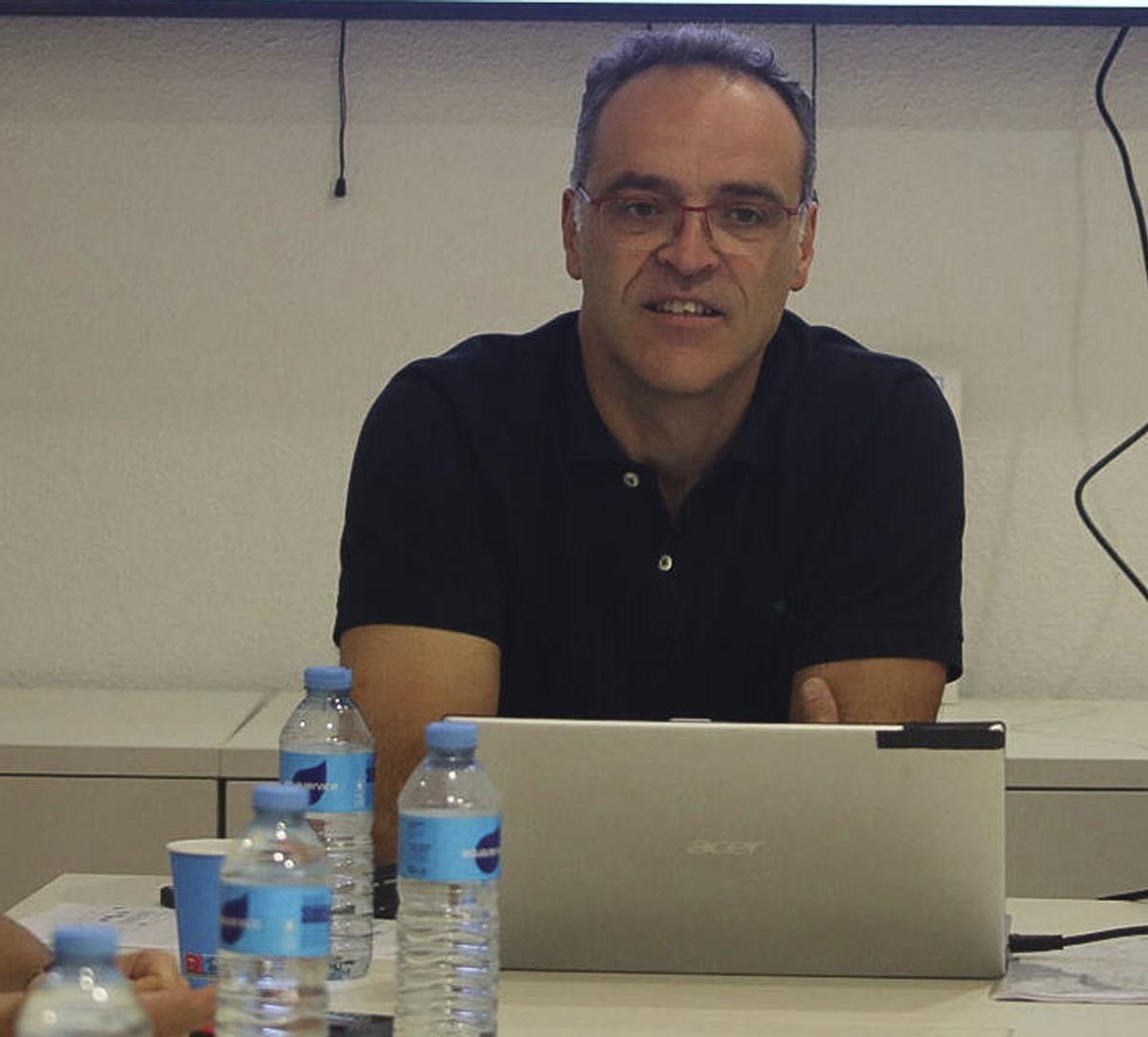 Jesús Niño, durante su reunión con los compañeros de la delegación de Zamora. | ALBA PRIETO