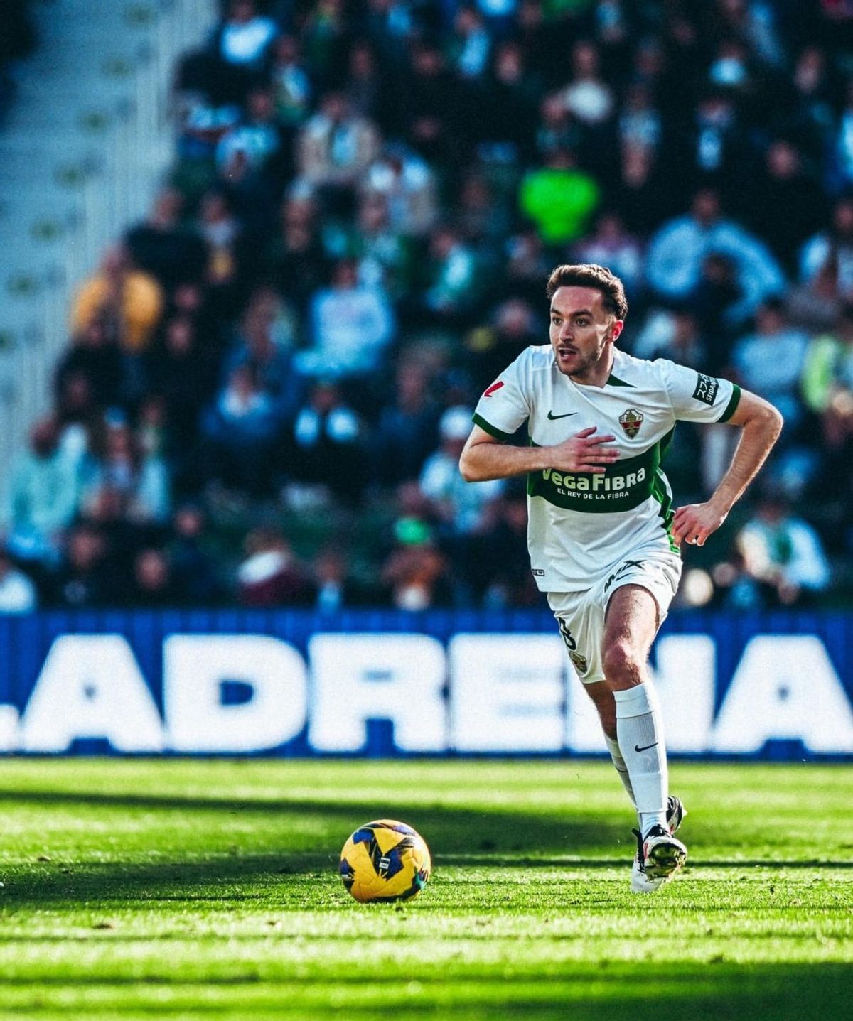 Marc Aguado, con el balón controlado en la tarde de su debut con el Elche.