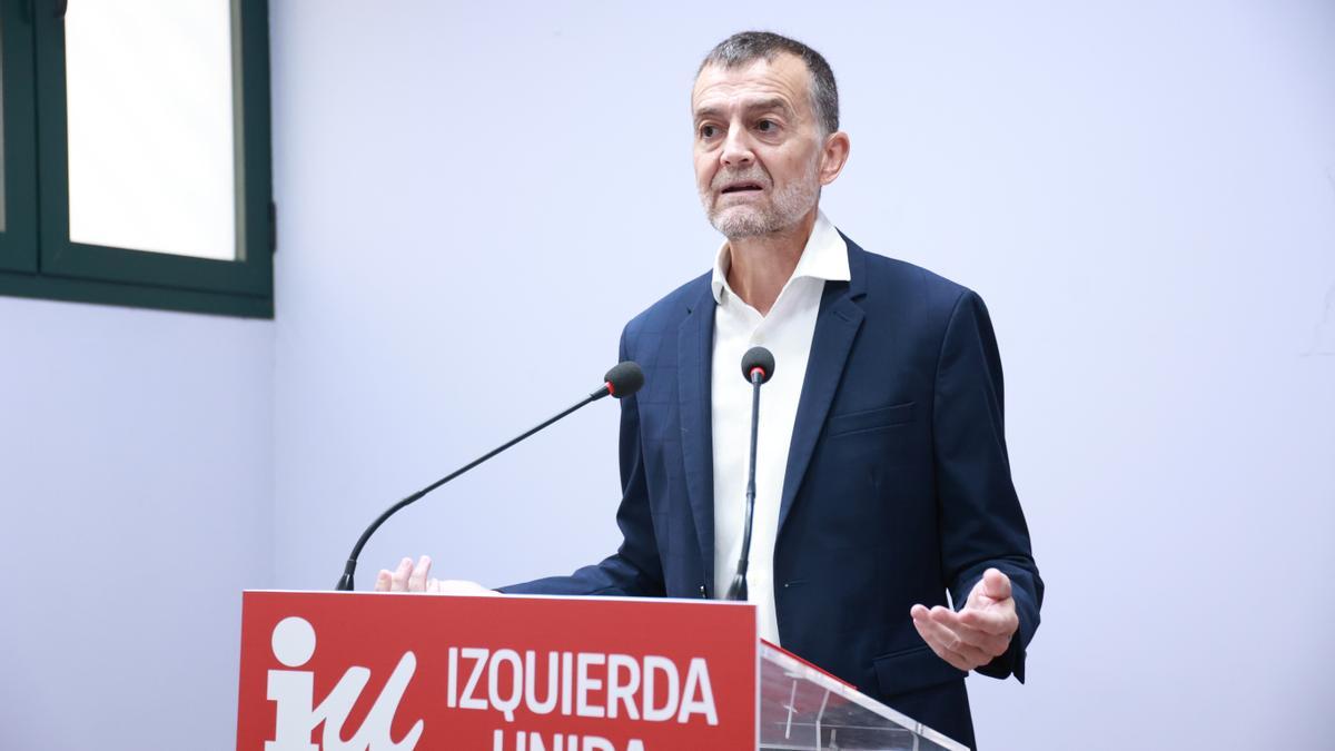 El coordinador federal de Izquierda Unida, Antonio Maíllo, durante la rueda de prensa este lunes.