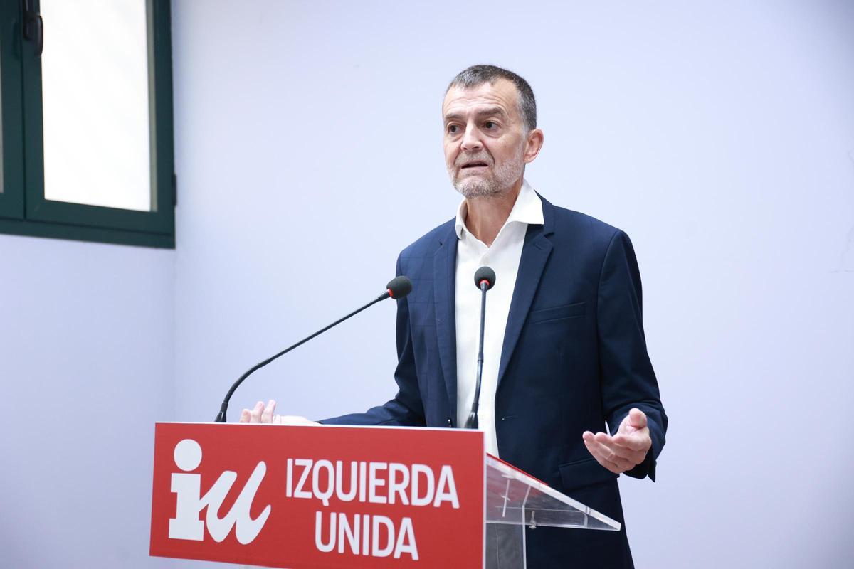 El coordinador federal de Izquierda Unida, Antonio Maíllo, durante la rueda de prensa este lunes.