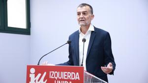 El coordinador federal de Izquierda Unida, Antonio Maíllo, durante la rueda de prensa este lunes. 