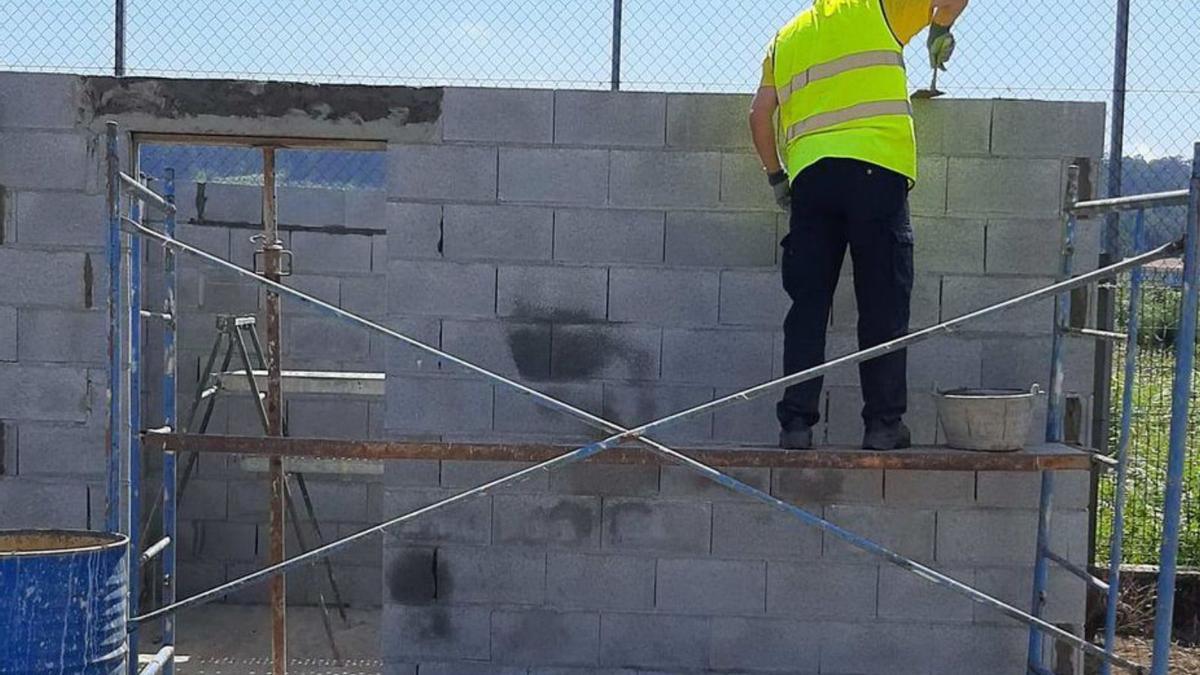 Construcción de una caseta exterior en el CEIP de Nantes.   | // FDV