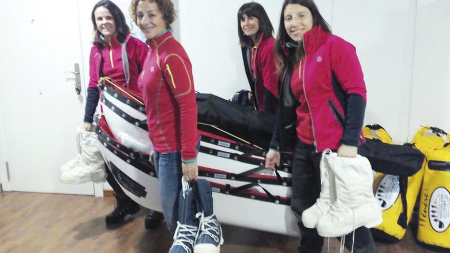 Estela Estévez, Chus Lago, Verónica Romero y Silvia Rey, ayer en Madrid, con los trineos que se llevan a Laponia.