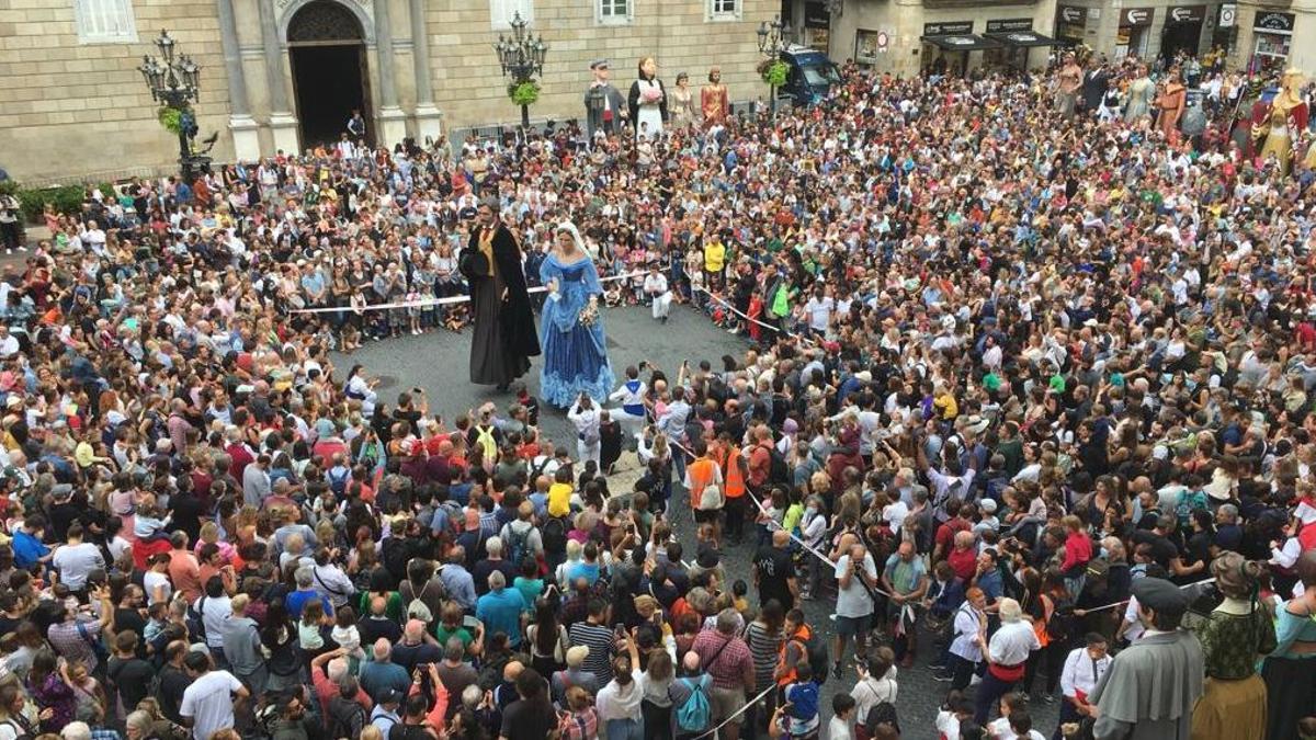 Ball de los &quot;Gegants de la Ciutat&quot; en la Plaça Sant Jaume