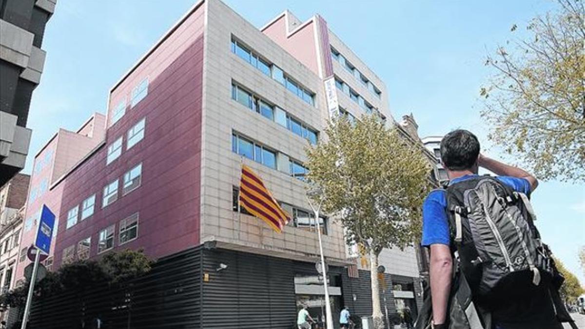 Edificio de la sede central de CDC, en la calle de Còrsega de Barcelona.
