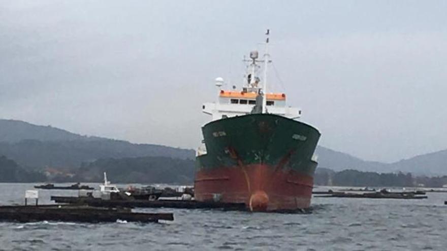 Un mercante a la deriva choca con bateas en Boiro