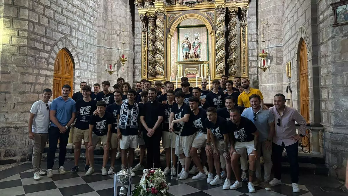 Una marea azul y blanca festeja el ascenso del Sagunto Fútbol Base