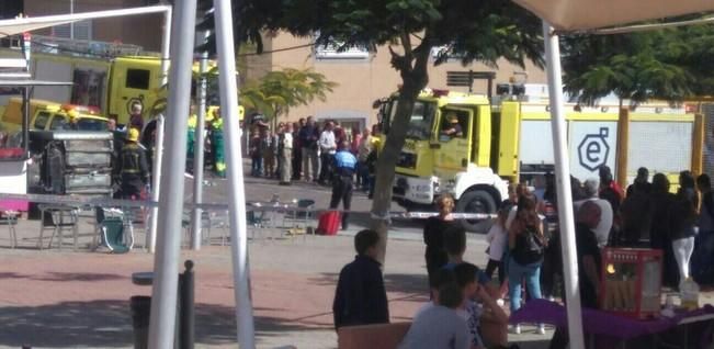 Un automóvil vuelca en una plaza de Ingenio