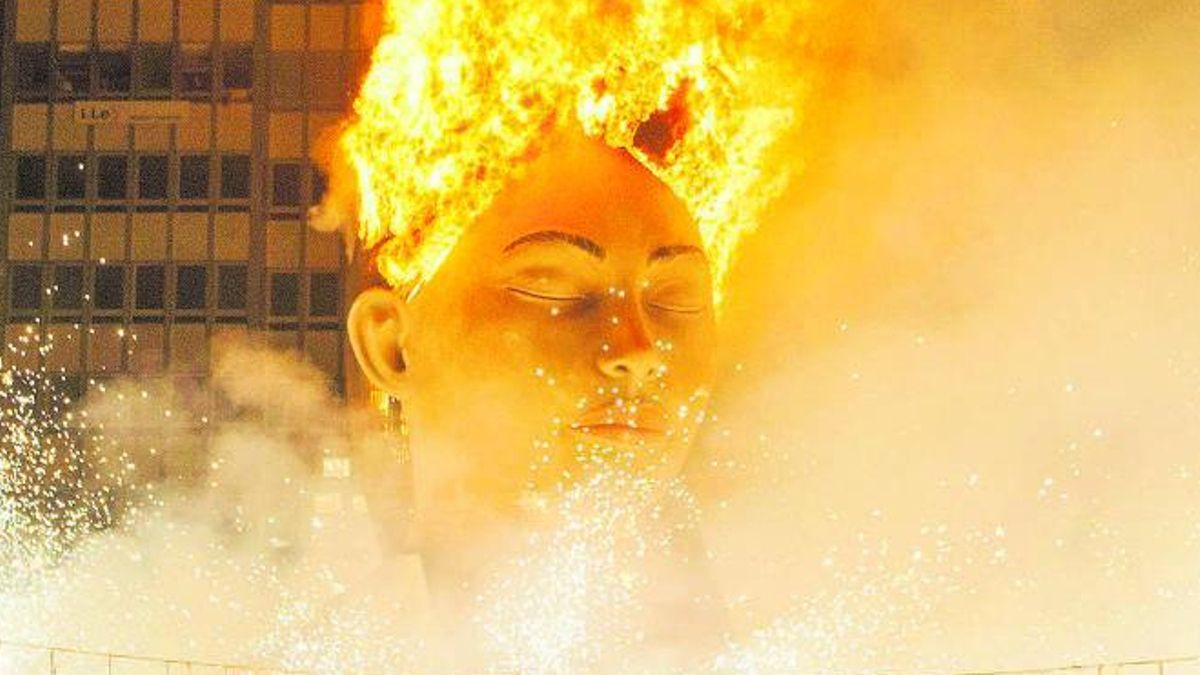 La «cremà» del busto de la
Meditadora marcó el
final de un ciclo que pasará
a la historia de la
ciudad. f.bustamante