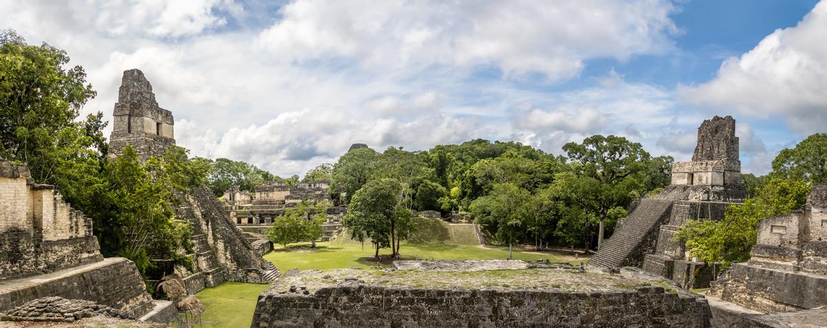 La Gran Plaza es el corazón ceremonial y político del Parque Nacional Tikal, en Petén, Guatemala. Construida alrededor del año 700 d.C., esta explanada es famosa por sus icónicas pirámides gemelas y su profunda historia dinástica.