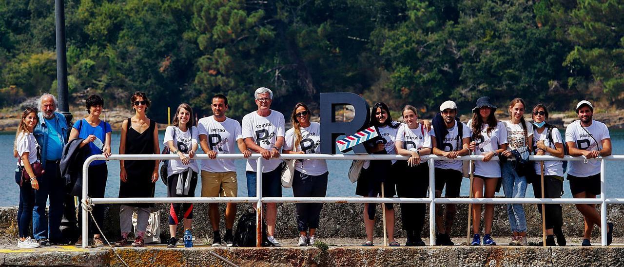 Los participantes en el proyecto “Recaladas no Camiño” posan frente a la isla de Cortegada, en el muelle carrilexo. |   // IÑAKI ABELLA