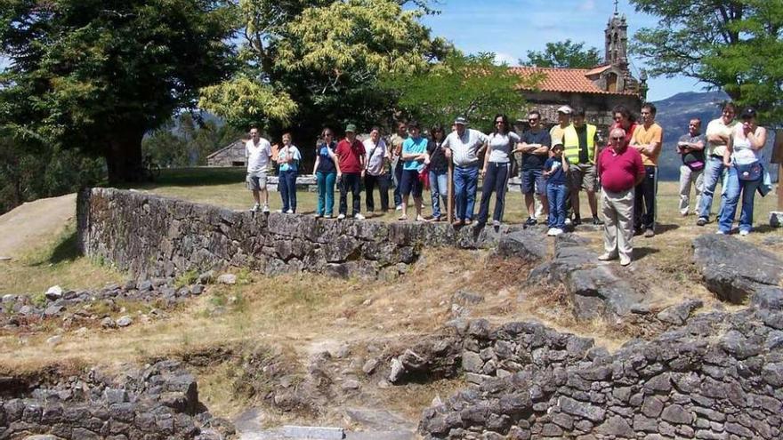 Excursionistas en una visita al Castro de Troña, en Ponteareas. // D.P.