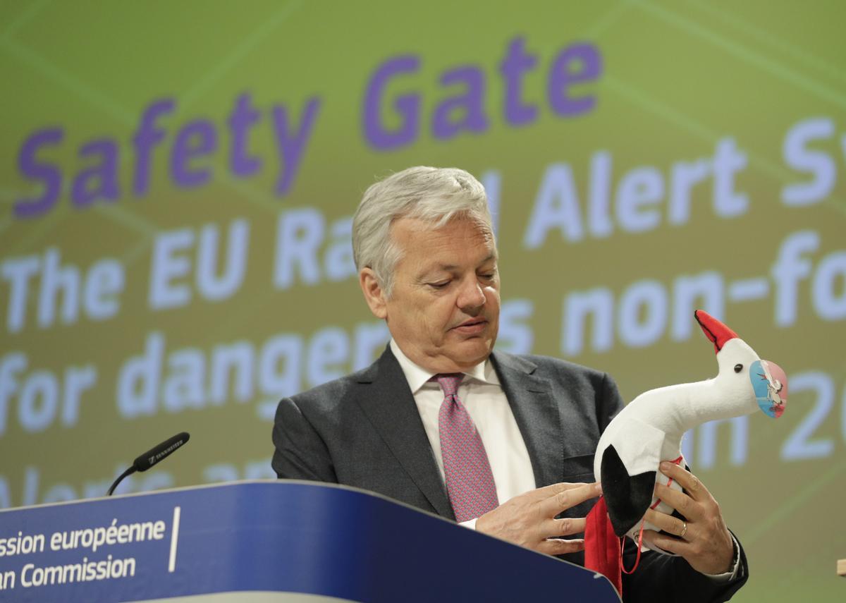 El comisario europeo de Justicia, Didier Reynders, con un pato de juguete.