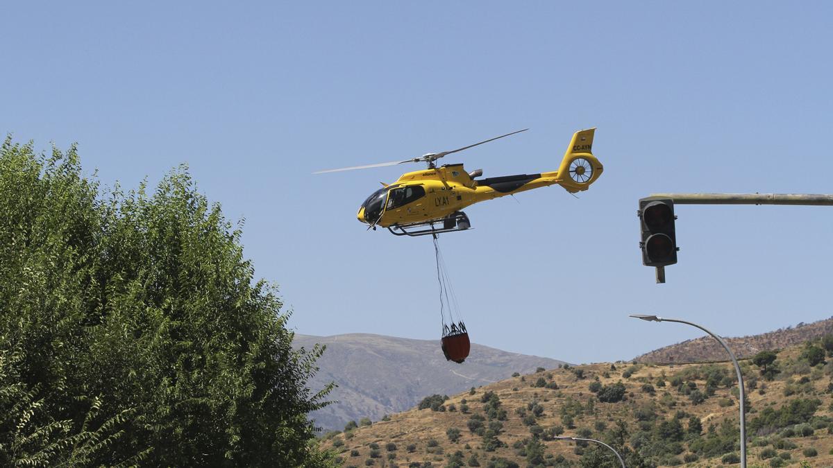 Un helicóptero trabaja en la extinción del incendio de Cebreros.