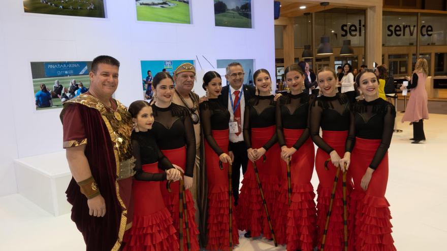 Las bailaoras de La Unión, junto a los romanos de la delegación de Cartagena.