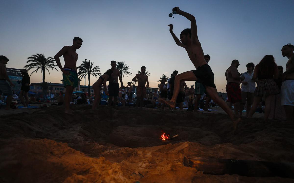 Todas las fotos de una noche de San Juan sofocante en las playas de València