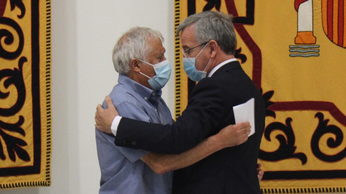 El alcalde José María García Urbano se abraza al padre de Carlos Martínez, el bombero fallecido en Sierra Bermeja.