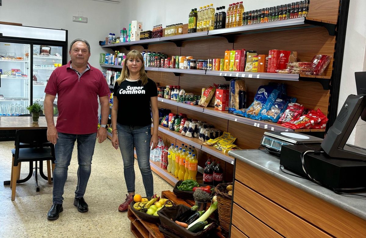 El alcalde de Cortes de Arenoso, Florencio Catalán, junto a la emprendedora que ha hecho posible la reapertura de la tienda.