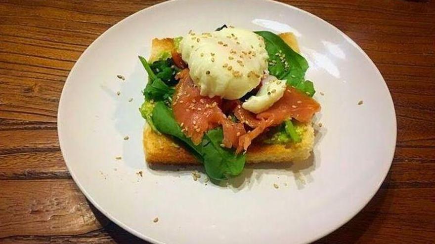 Una rica propuesta: tosta de aguacate, salmón y huevo escalfado