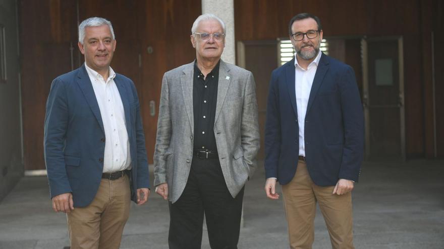 Valentín García, Víctor Freixanes e Vicente Feijoo, onte, na presentación da campaña.   | // CARLOS PARDELLAS