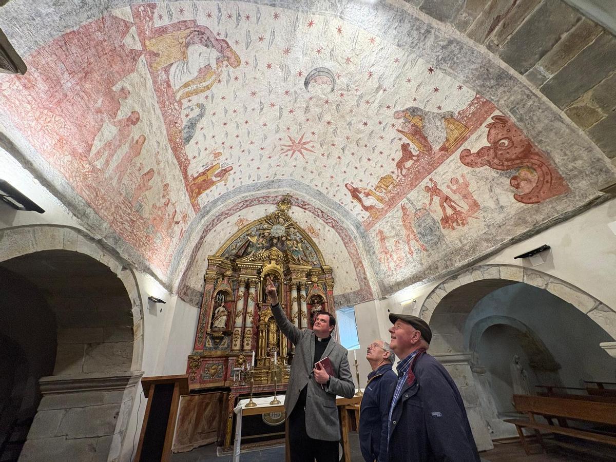 Por la izquierda, Juan José Blanco, Jesús Arias y Francisco Pouso en la iglesia de Cibuyo.
