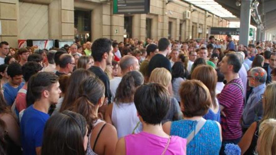 Cientos de personas, la mayoría gente joven, abarrotaron la estación de Ourense Empalme, ayer, en el homenaje a las víctimas. // Jesús Regal