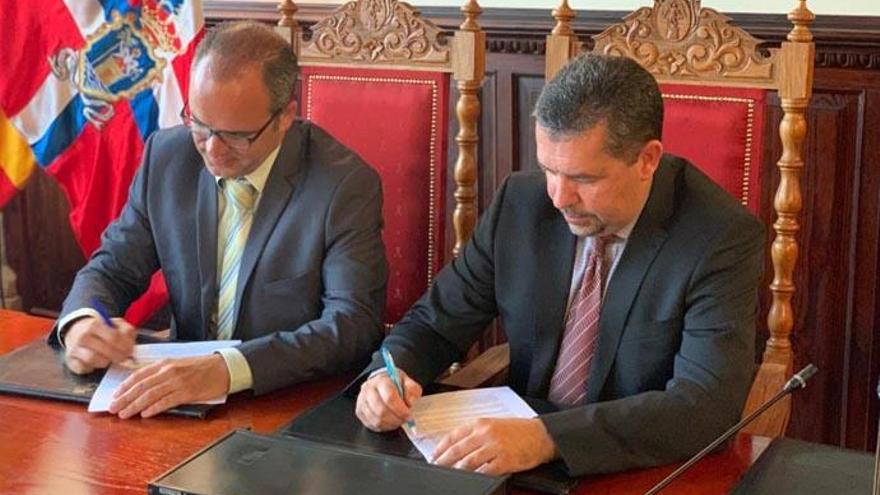 Juanjo Cabrera (PP) y Toni Acosta (CC) firmaron ayer el acuerdo para gobernar la capital durante los próximos cuatro años.