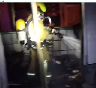 Un incendio obliga a evacuar un edificio de cinco plantas en Torrevieja