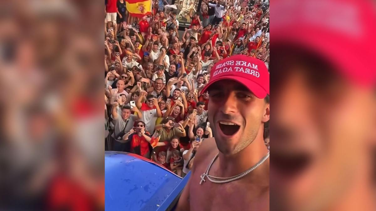 Ferran Torres con la gorra en las celebraciones del Mundial.