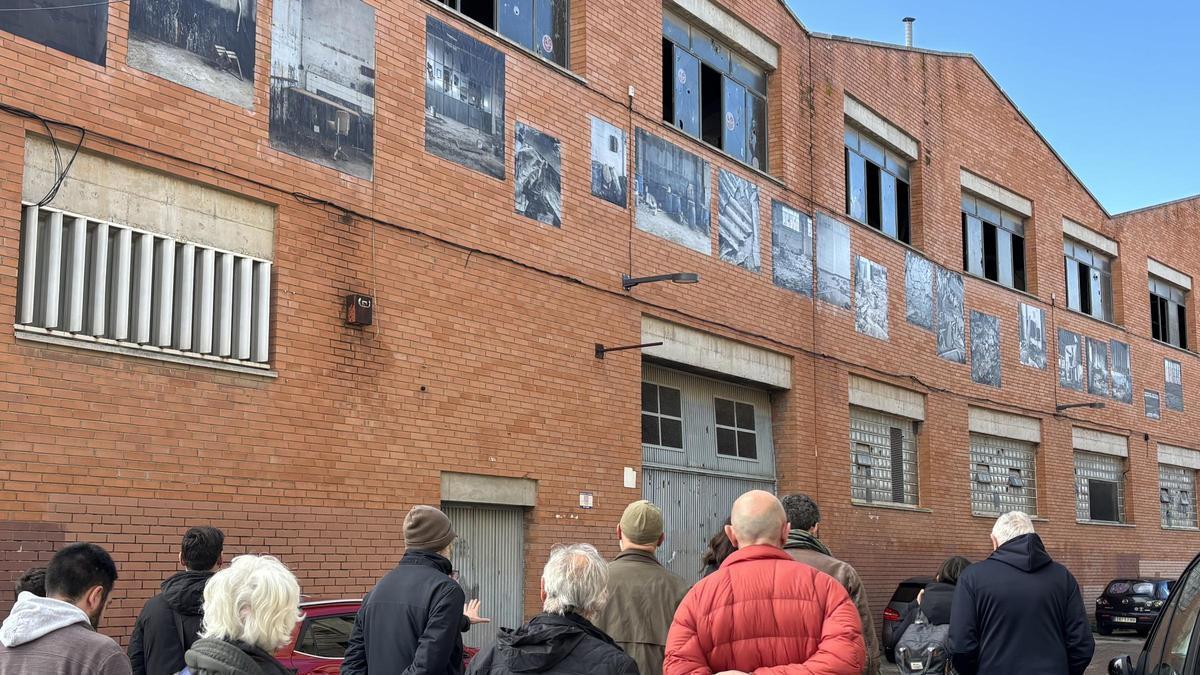 Visitants observant una de les fotografies de Roger Serrat-Calvó sobre els vestigis de les fàbriques del Rec