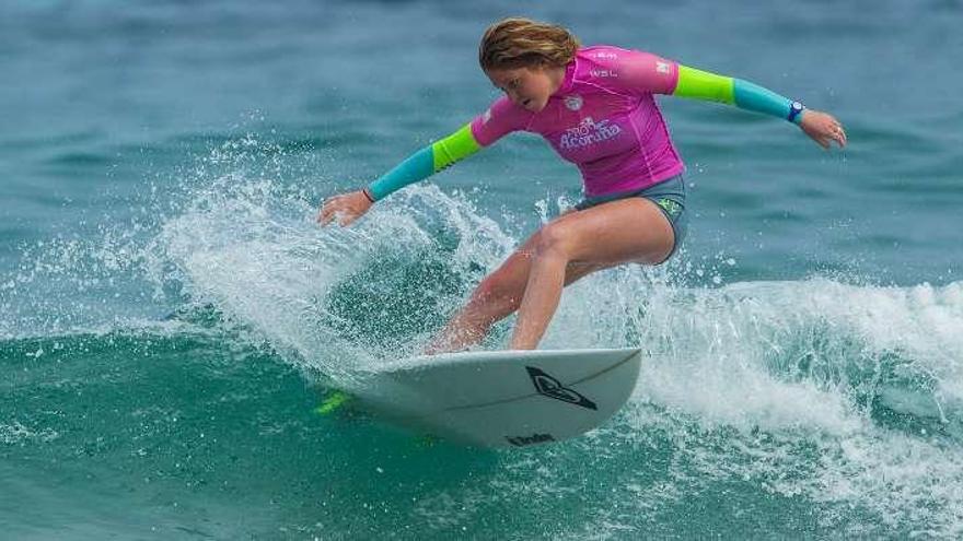 La &#039;surfer&#039; júnior Juliette Brice disputando el A Coruña Pro.