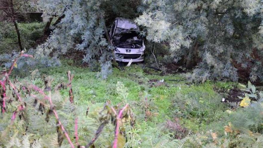 Una moañesa salva la vida tras caer con su coche por un terraplén de doce metros