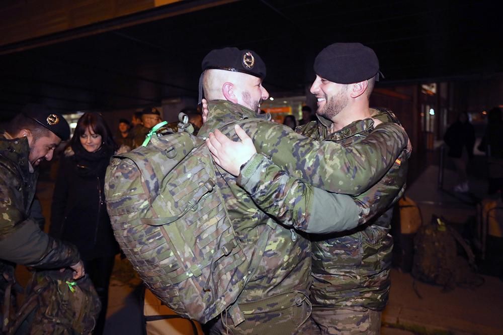 Un centenar de militares de Cerro Muriano parten a Letonia arropados por sus familias