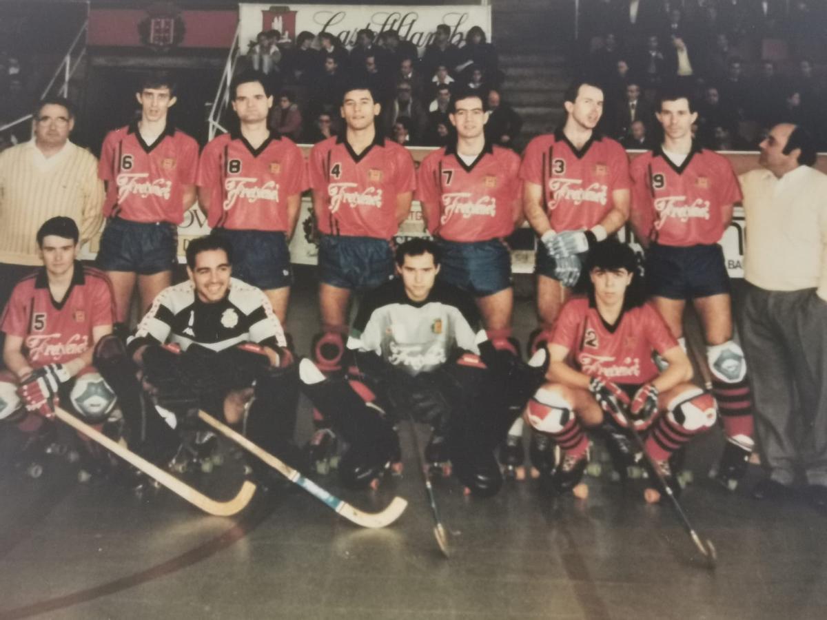 Cid, l'últim de fila de baix, va alternava filial i primer equip del Noia campió d'Europa (1988-89)
