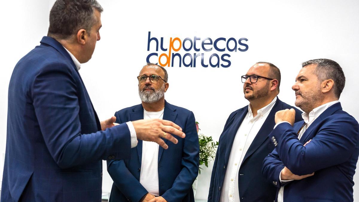 Alcalde de Santa Lucia de Tirajana junto con representantes de HIPOTECAS CANARIAS en la inauguración.