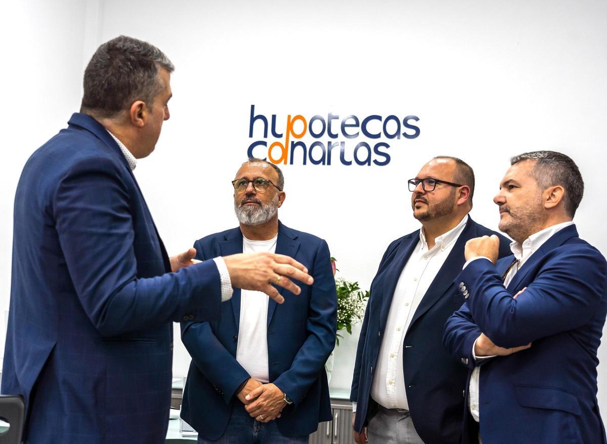 Alcalde de Santa Lucia de Tirajana junto con representantes de HIPOTECAS CANARIAS en la inauguración.