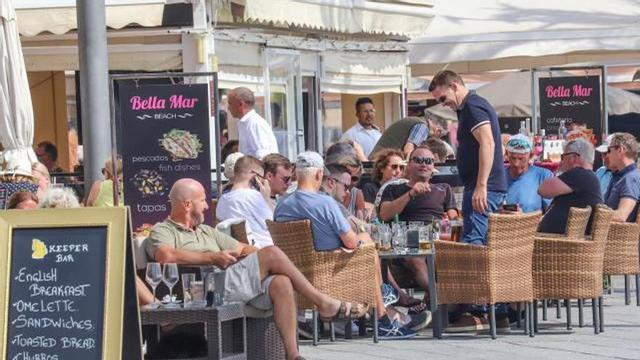 Una terraza del centro del casco urbano de Torrevieja.  | TONY SEVILLA