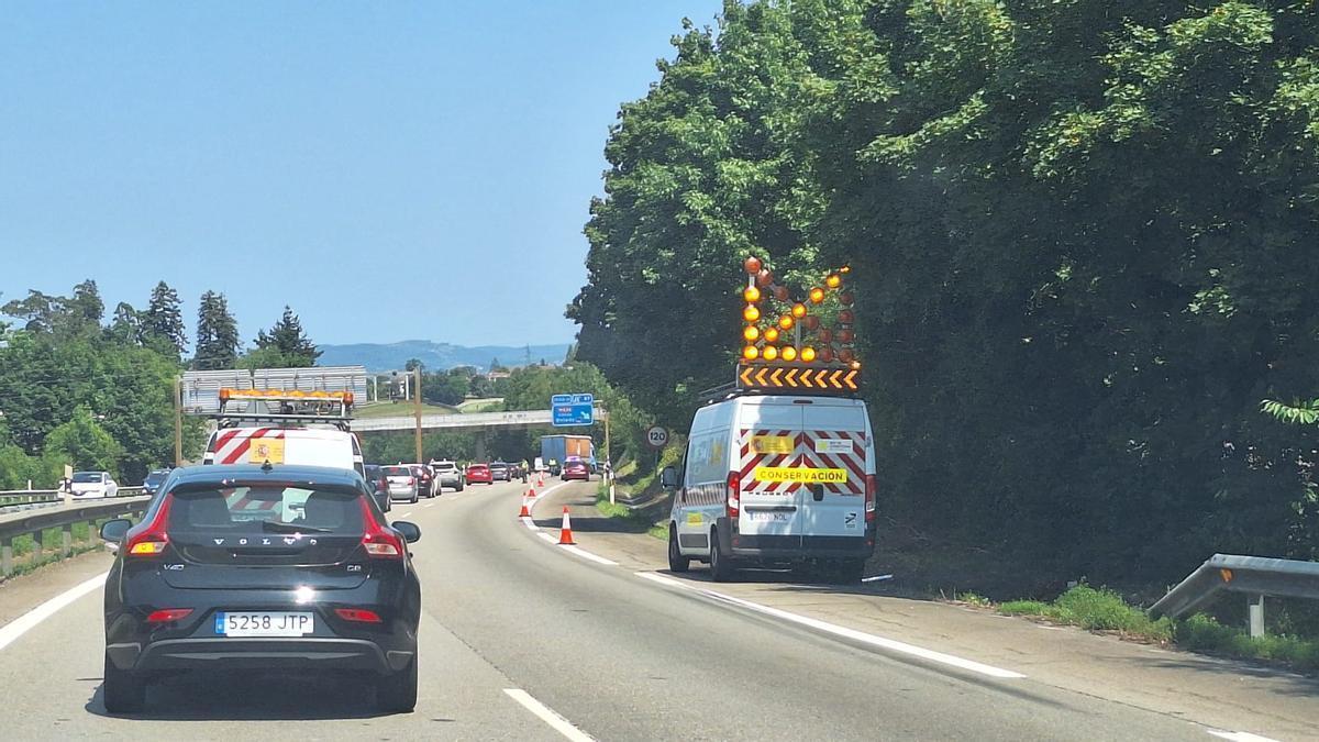 El atasco en la ronda de Oviedo, con el camión empotrado a la derecha al fondo