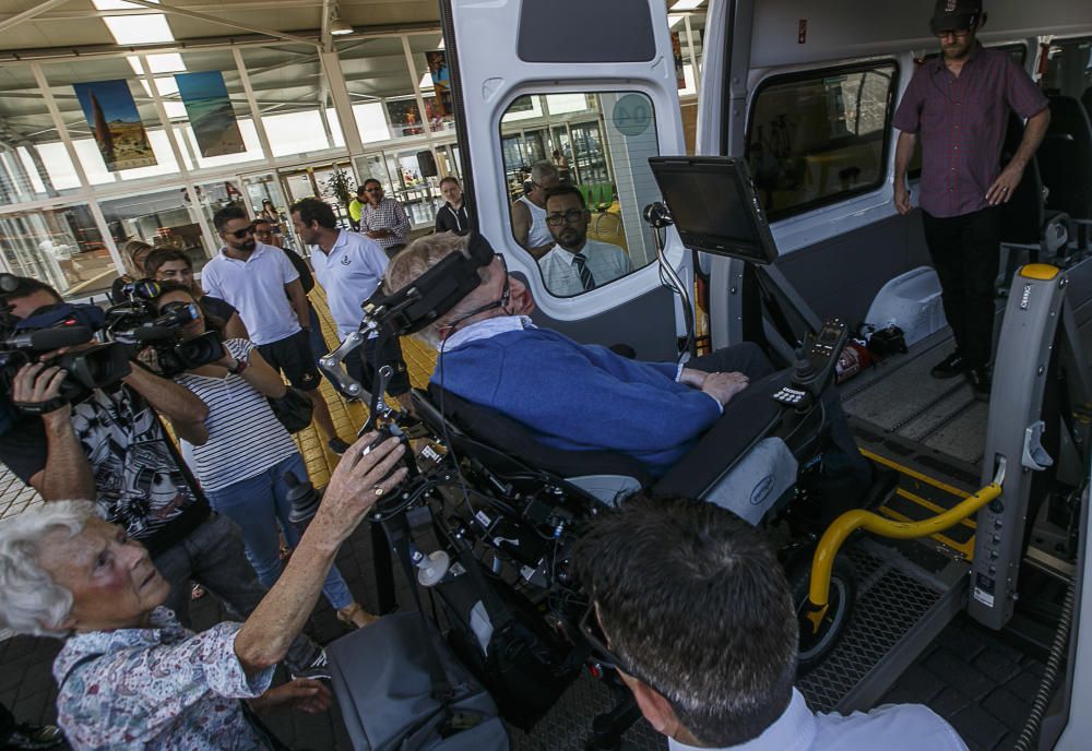 12/06/2016 CULTURA CIENCIA Llegada del físico Stephen Hawking al muelle de santa cruz en el crucero Britannia y  recibo por representantes del cabildo  puertos de tenerife y cámara de comercio para pasar un descanso en la isla y participar en el homenaje de STARMUS