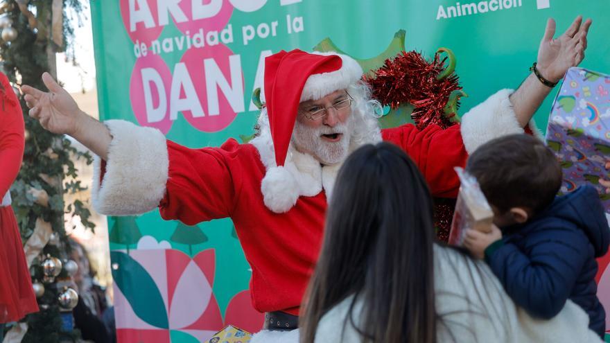 Emoción en Paiporta gracias a los voluntarios que reparten regalos por Navidad tras la DANA