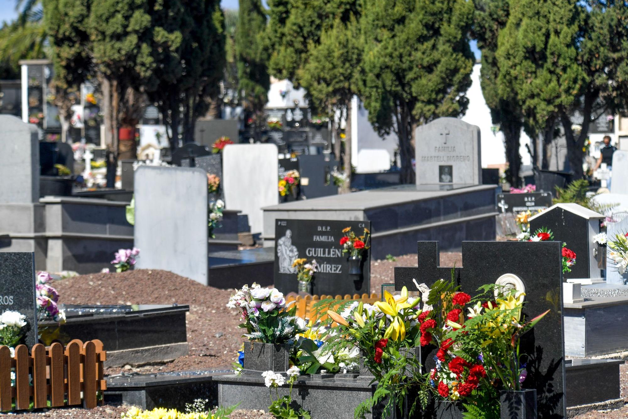 Día de Todos los Santos en el cementerio de San Lázaro (01/11/2021)