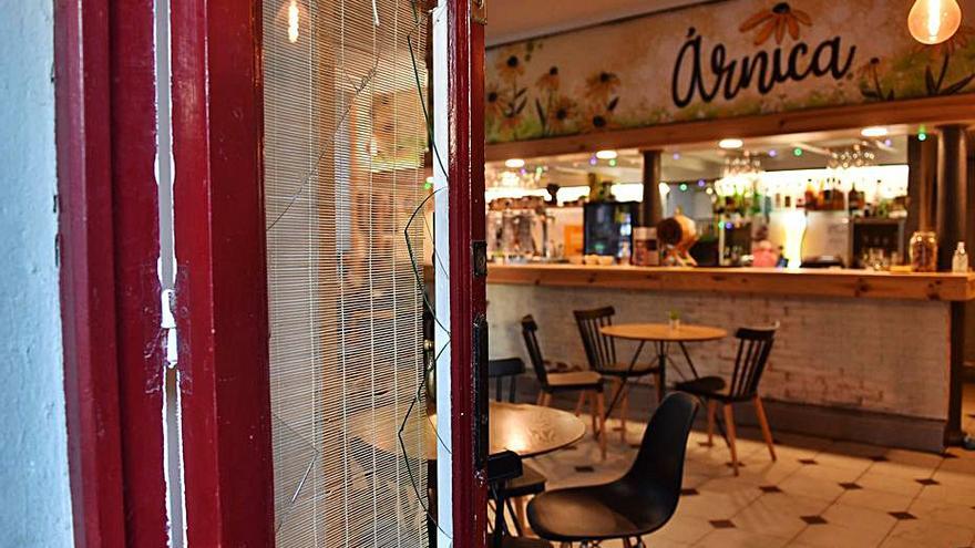 Cristal y puerta rota del café Árnica en la Ciudad Vieja. |   // VÍCTOR ECHAVE