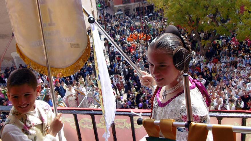 Faltas de ortografía en los banderines de los premios en Dénia