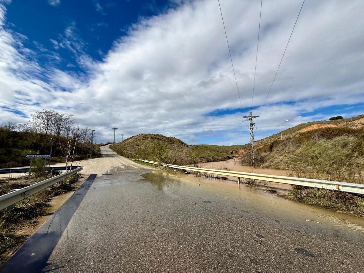 El camino de Albarreal, entre la rotonda de la Avenida de la Legua y el acceso a la CM-40, se encuentra cortado debido al desbordamiento del arroyo Valdelobos