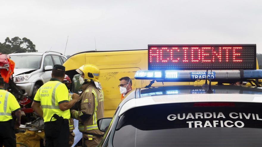 La Guardia Civil atiende un accidente de tráfico. |  Iñaki Abella