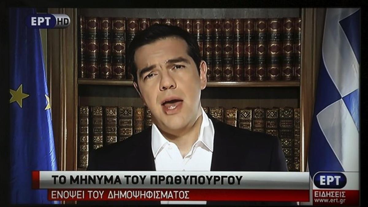 Imagen de Tsipras, durante su mensaje al país por televisión, este viernes en Atenas.